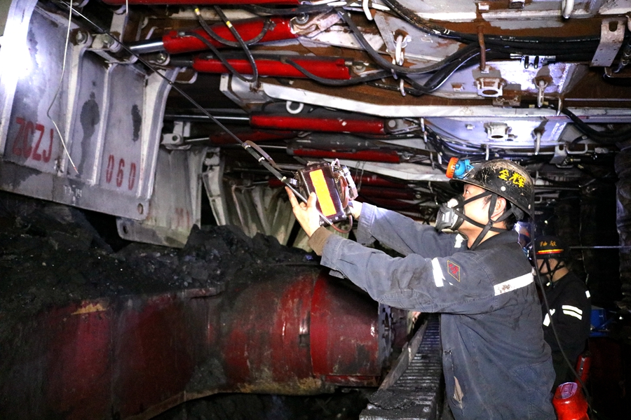 蒲白建新煤化：瓦检员测量采煤工作面瓦斯 .JPG