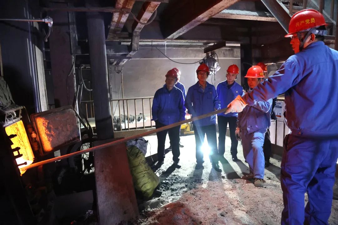 1号供暖锅炉点火期间，陕煤集团澄合矿业电力分公司主要管理人员、技术人员坚守生产一线，对炉膛内火情变化科学管控，保障了一次点炉成功。.jpg