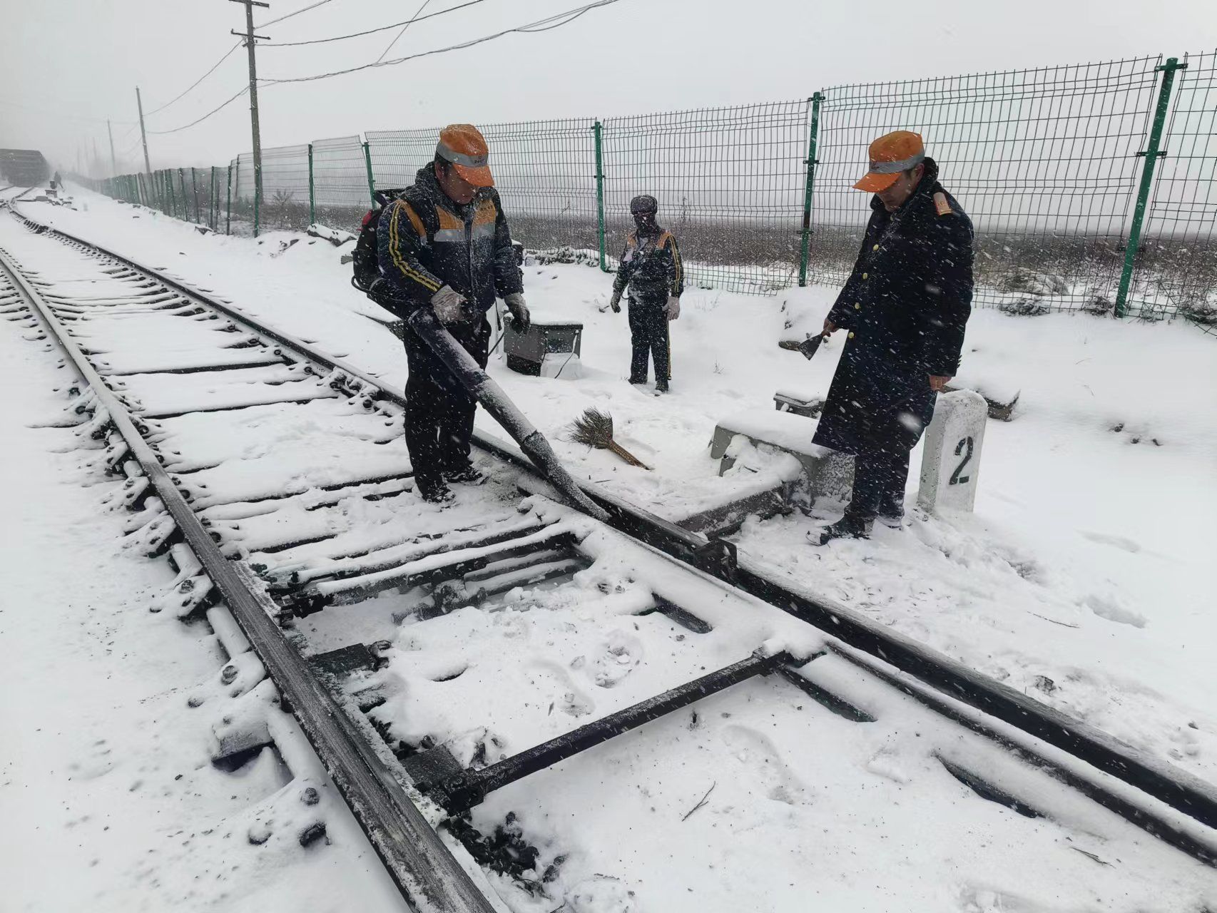 澄合矿业铁运分公司组织职工对铁路钢轨、道岔、道口轮缘槽等关键部位的积雪进行清扫.jpg