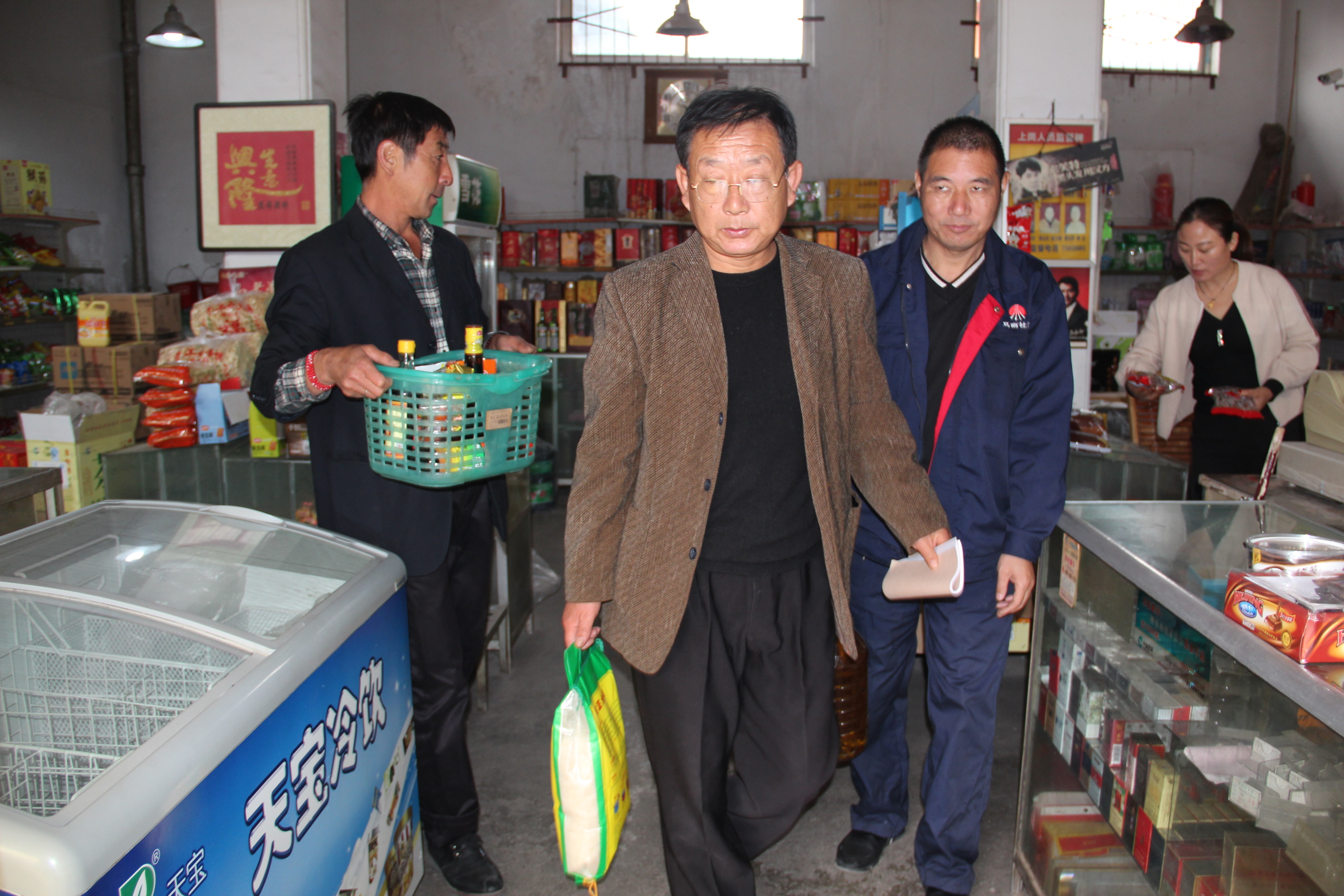 “帮扶五人组”帮助“老闷”采购生活用品.JPG