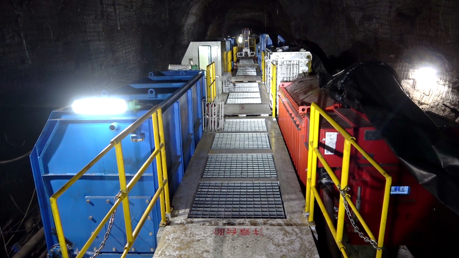 1761295075523356.jpeg “开拓号”助力桑树坪矿驶入掘进快车道 (2).jpg